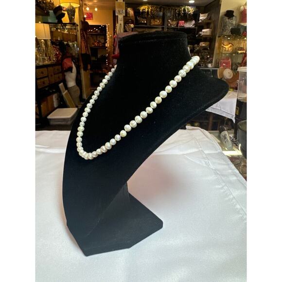 Gorgeous Hand Knotted Freshwater Pearls Choker Necklace with GF Clasp - Picture 4 of 6